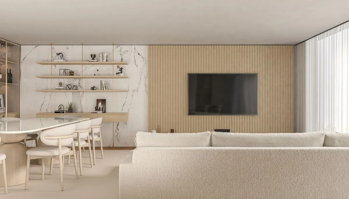 Sala de estar clara com painel ripado, estante e sofá