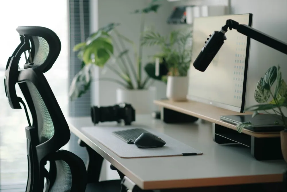 Cadeira ergonômica com encosto de tela em uma mesa de trabalho