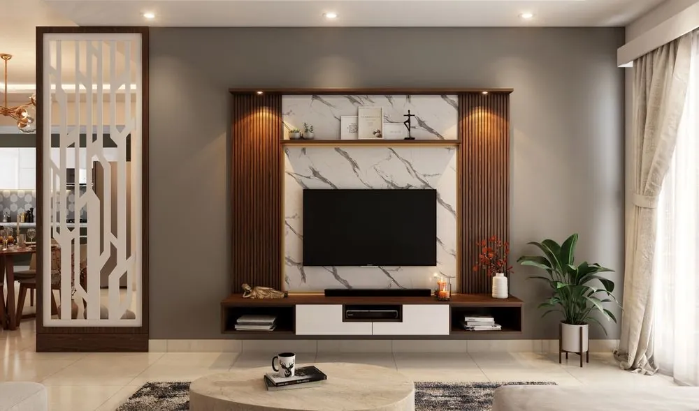 Sala com painel de TV em madeira e mármore